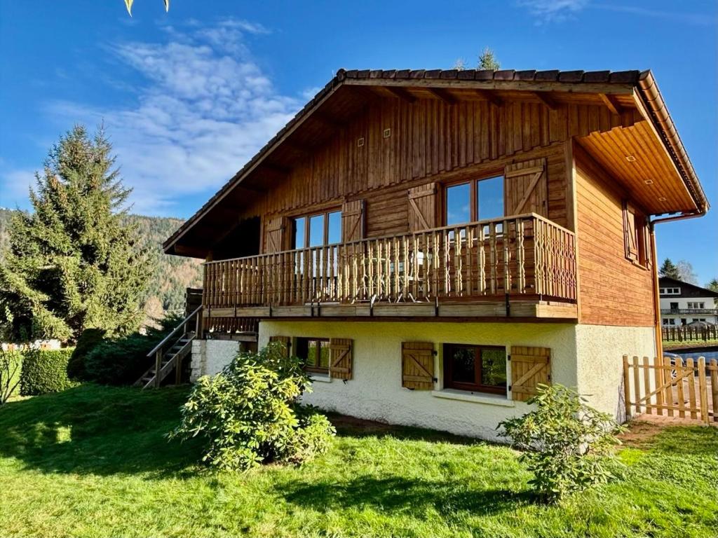 Cette grande maison en bois dispose d'un balcon. dans l'établissement Chalet du Pré - Sauna, terrasse et grand jardin, à Xonrupt-Longemer