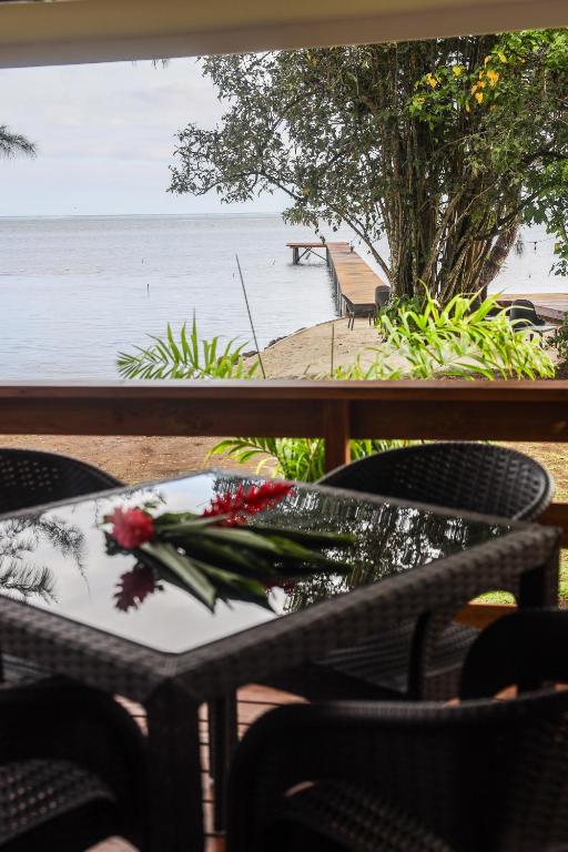 Balkón nebo terasa v ubytování Teahupo'o Wave Lodge