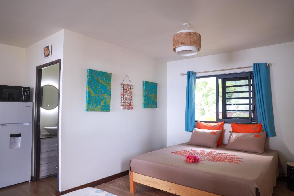 Postel nebo postele na pokoji v ubytování Teahupo'o Wave Lodge