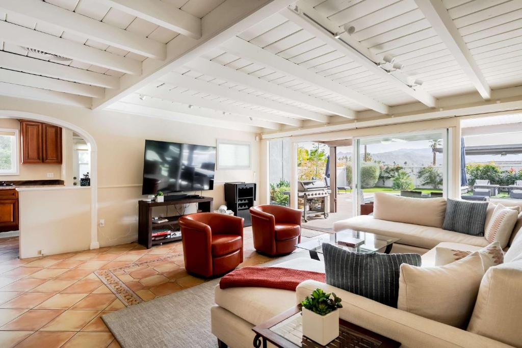 TV a/nebo společenská místnost v ubytování Movie Colony Oasis - Peaceful Walk to Downtown