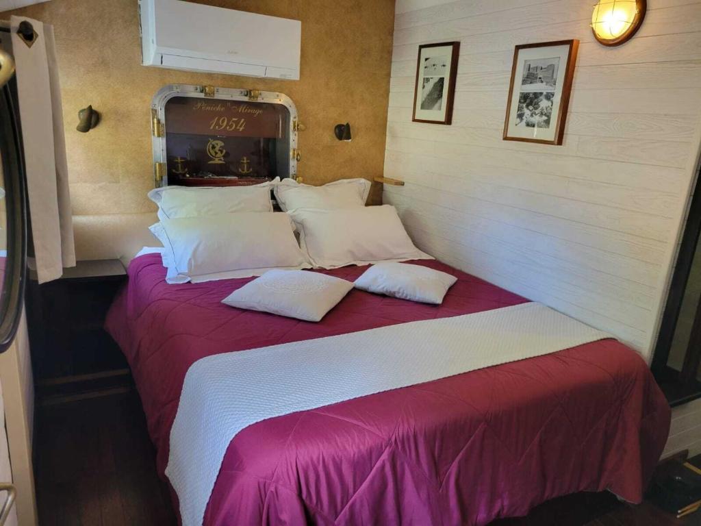 Łóżko lub łóżka w pokoju w obiekcie Péniche Mirage-chambre d'hôtes