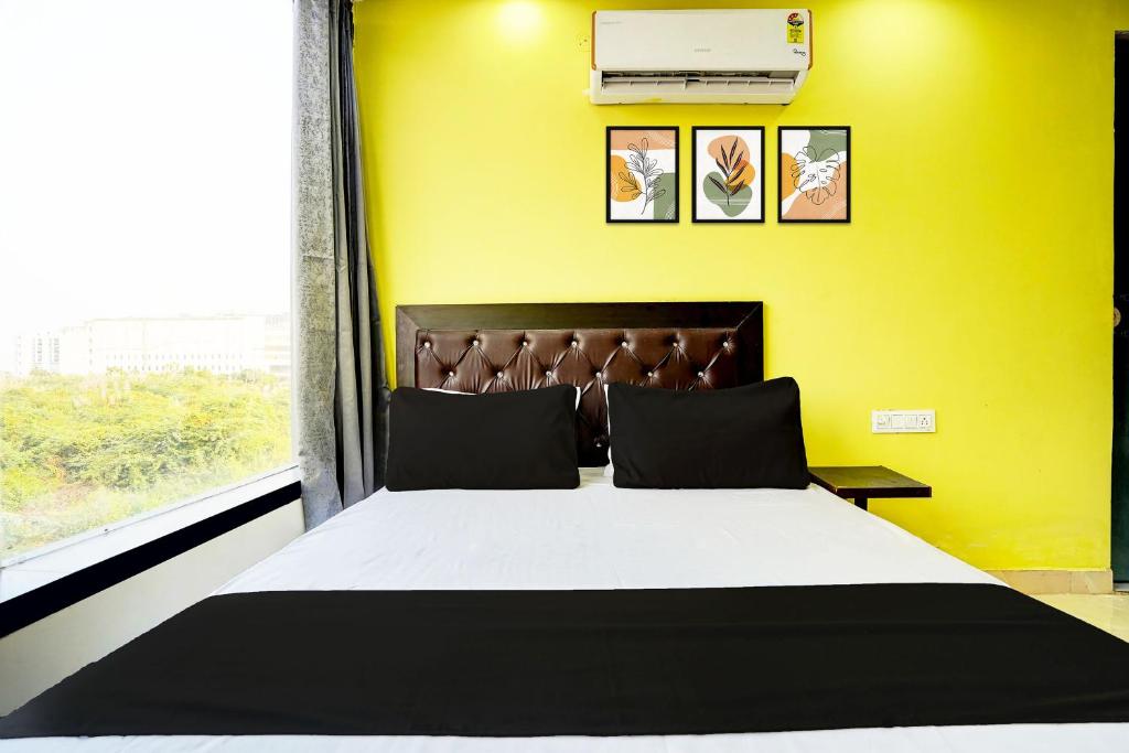 Postel nebo postele na pokoji v ubytování Super Hotel O Varn Residency And Hotels
