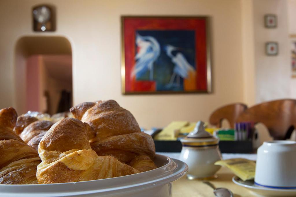 un plato de repostería sentado en una mesa en Vibo In Centro, en Vibo Valentia