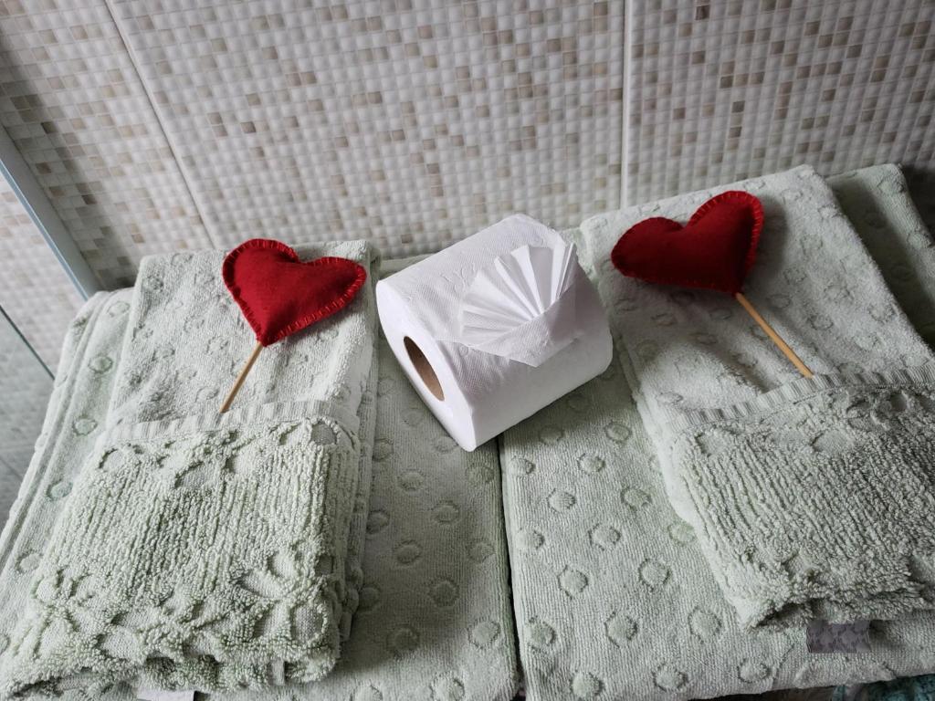 two hearts on a bed with a box on it at Casa do Aconchego in Campos do Jordão
