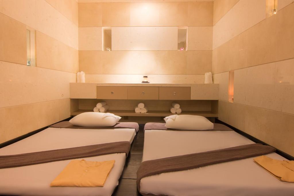 Postel nebo postele na pokoji v ubytování SUN & MOON, Urban Hotel