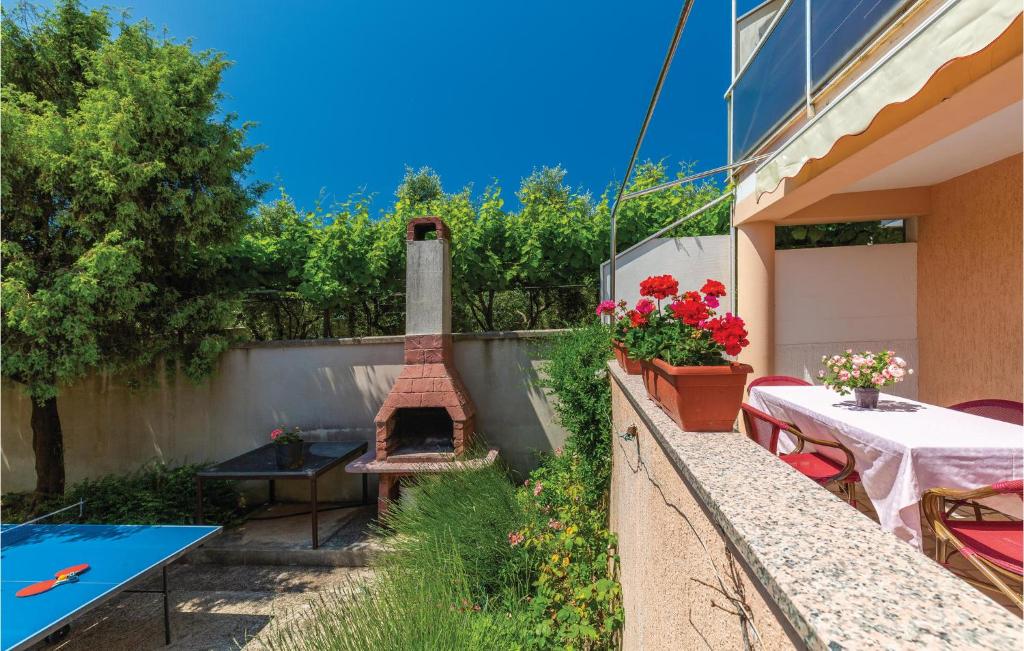 Bazén v ubytovaní Cozy Home In Pula With Jacuzzi alebo v jeho blízkosti