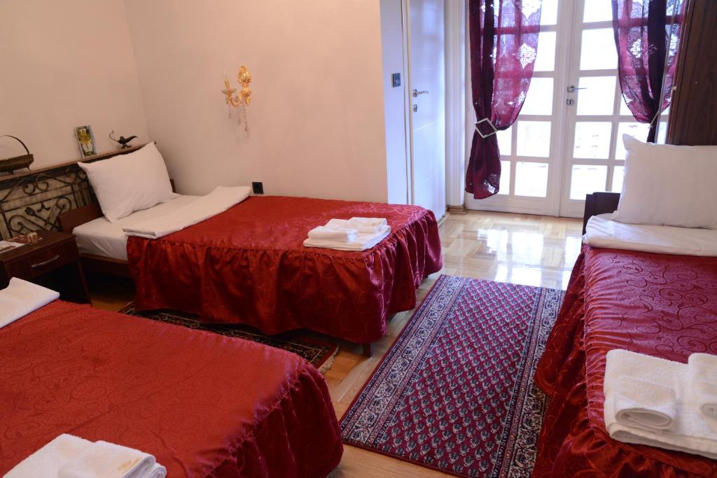 Postel nebo postele na pokoji v ubytování Apartmani Vivaldi Niš