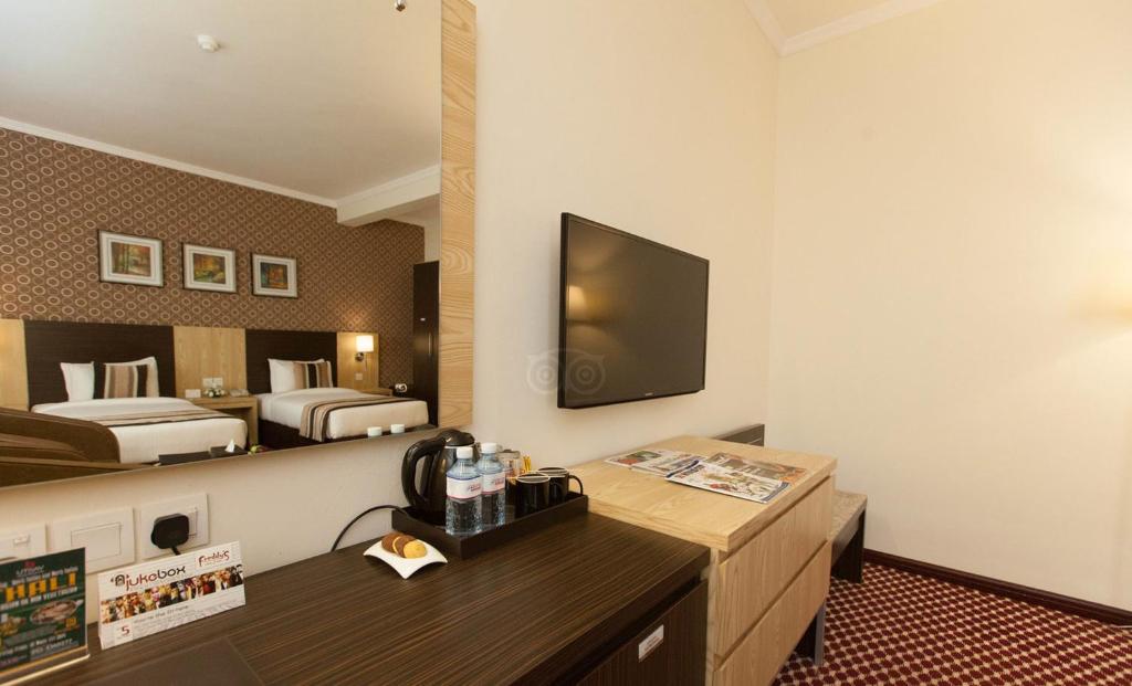 Кровать или кровати в номере Fortune Karama Hotel