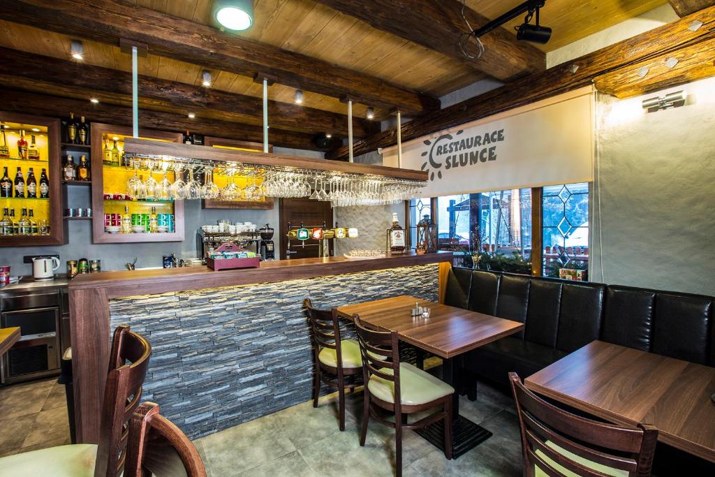 Lounge nebo bar v ubytování Resort Slunce