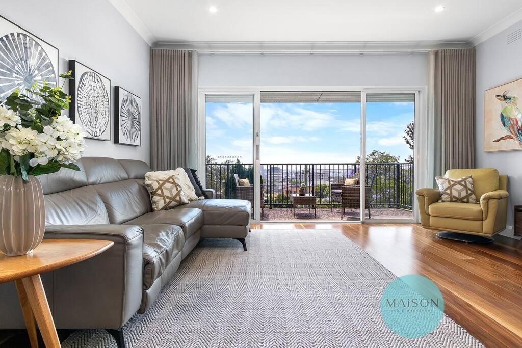 Posezení v ubytování Stylish Sophistication with Leafy Newcastle Views!