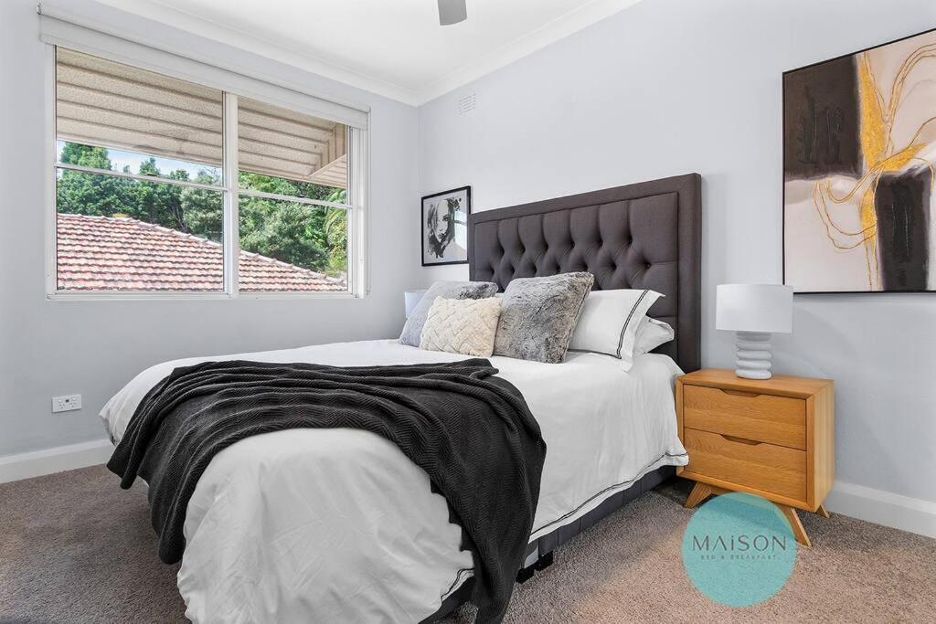 Postel nebo postele na pokoji v ubytování Stylish Sophistication with Leafy Newcastle Views!