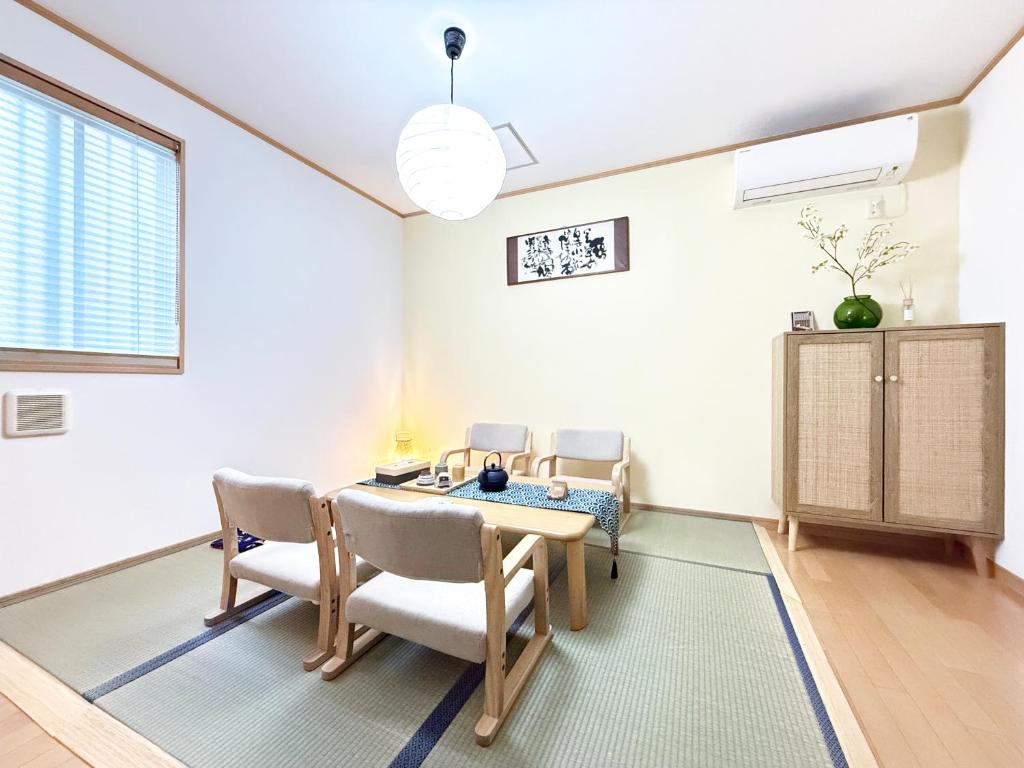 Posezení v ubytování Lili House -- Serene Japanese Garden Villa,4 min to station,3 bedrooms,8people ok