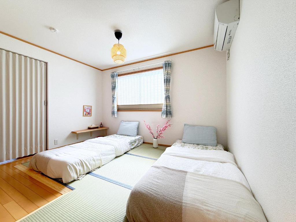 Postel nebo postele na pokoji v ubytování Lili House -- Serene Japanese Garden Villa,4 min to station,3 bedrooms,8people ok