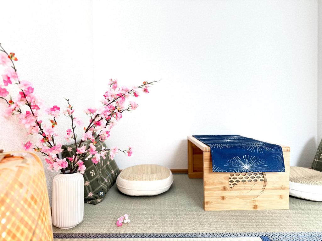 Posezení v ubytování Lili House -- Serene Japanese Garden Villa,4 min to station,3 bedrooms,8people ok