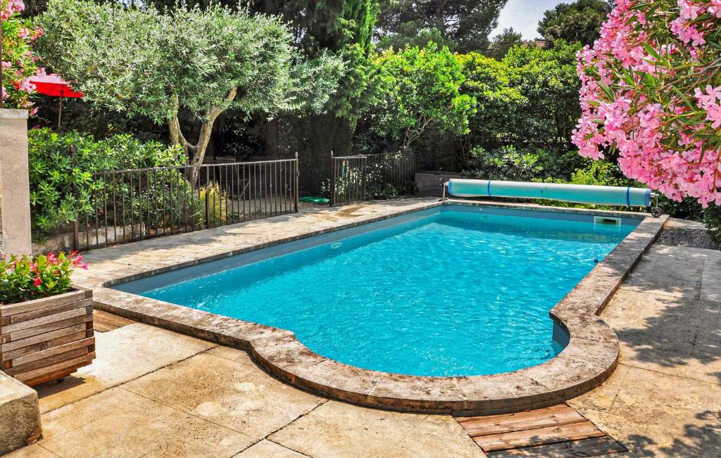 une piscine dans une cour fleurie dans l'établissement Saint Benoit 3, à Villeneuve-lès-Avignon