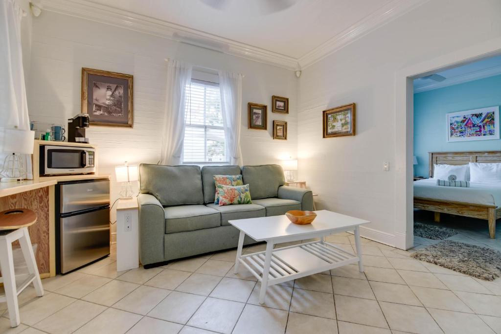 een woonkamer met een bank en een tafel bij African Queen - Harbor Walk Hideaways in Key West