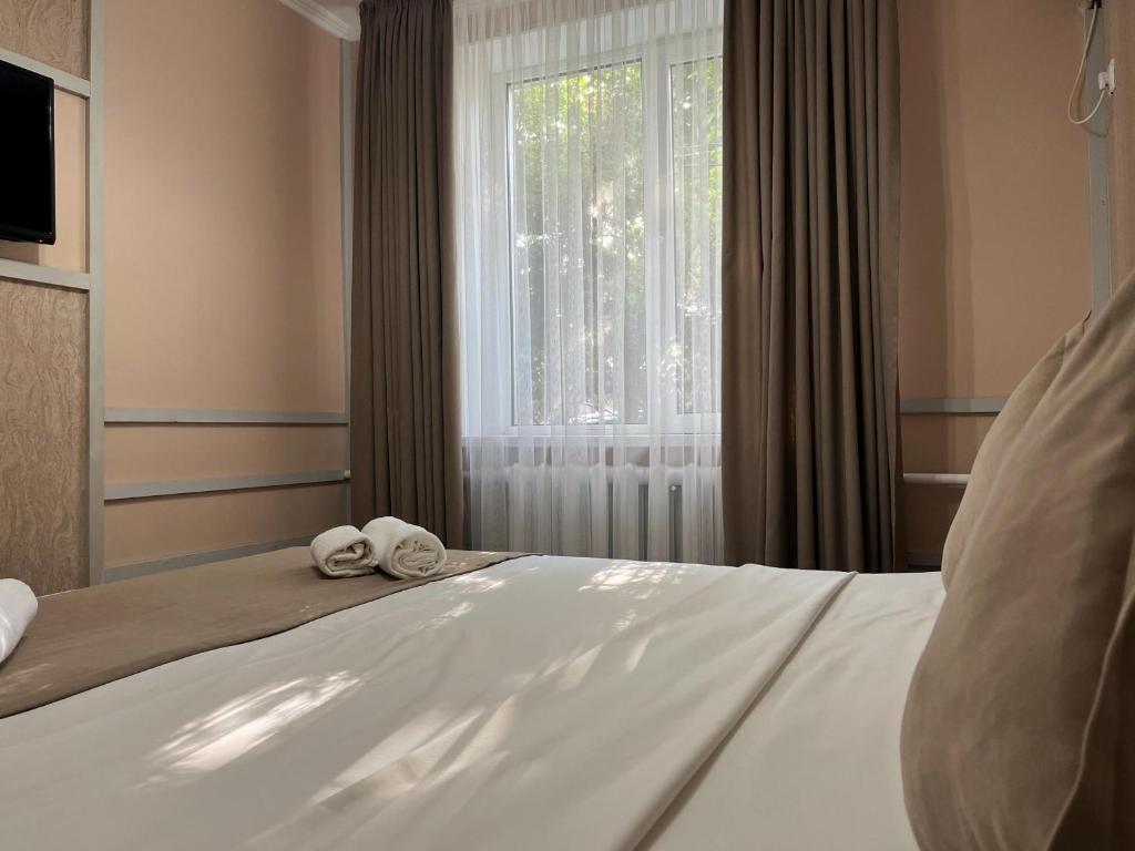 Postel nebo postele na pokoji v ubytování Kausar Hotel