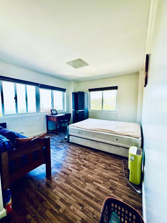 Postel nebo postele na pokoji v ubytování Baguio BELL Staycation