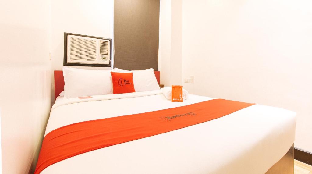 RedDoorz Plus at MM Hotel Las Pinas former RedDoorz Plus Near Bamboo Organ - 皇后区