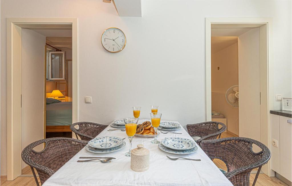 Postel nebo postele na pokoji v ubytování Awesome Apartment In Sibenik With Wifi