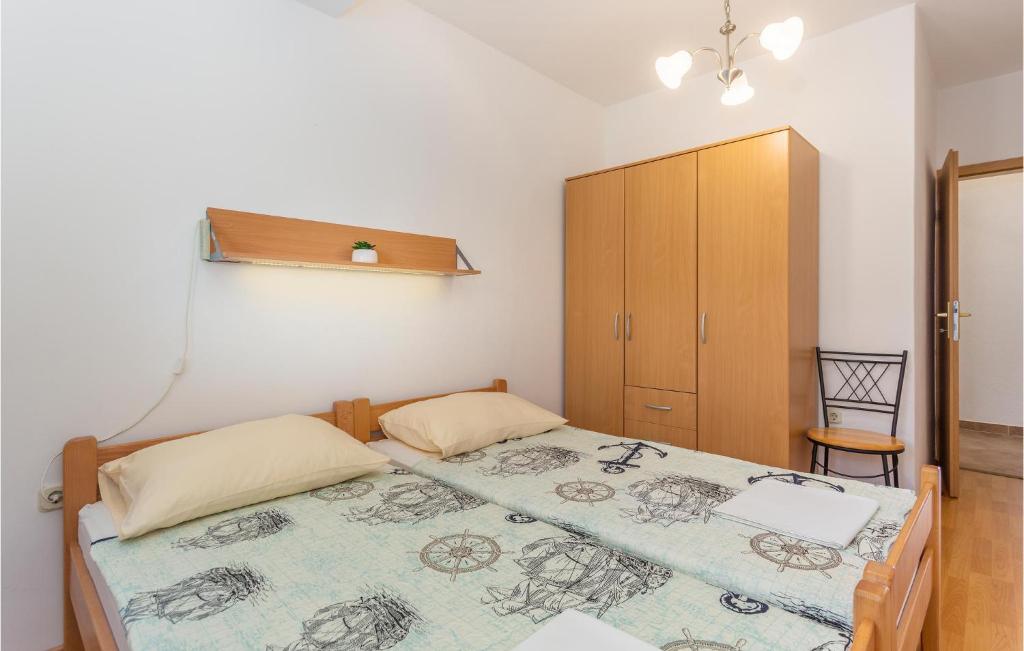 Posteľ alebo postele v izbe v ubytovaní Cozy Apartment In Krk With Wifi