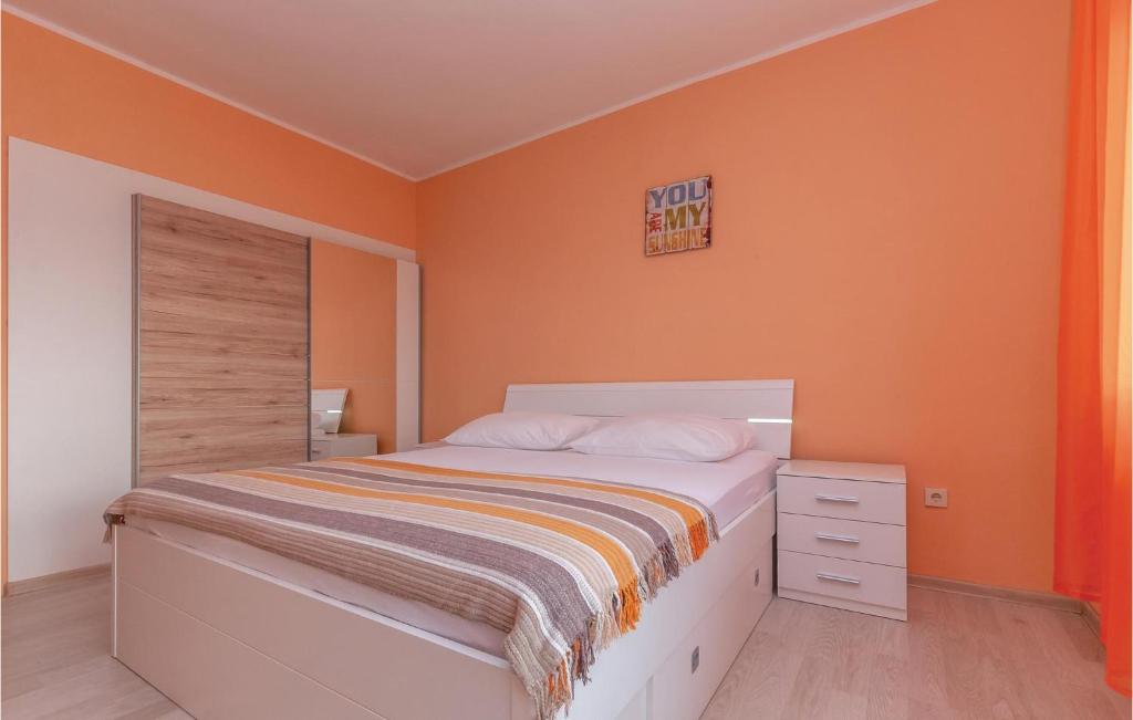Postel nebo postele na pokoji v ubytování Holiday Home Dolac With Sea View 06