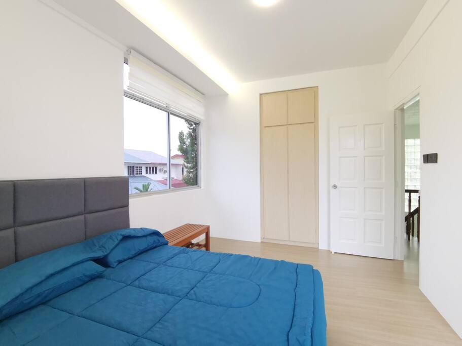 シブにあるBunglow 5 Rooms 5 Cars Wifi Washer Delta Homestayのベッドルーム(青いベッド1台、大きな窓付)