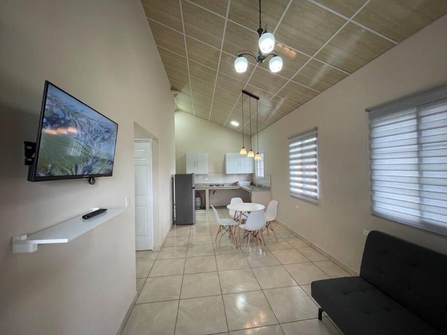 TV o dispositivi per l'intrattenimento presso Casa Colibrí, entera, Volcán