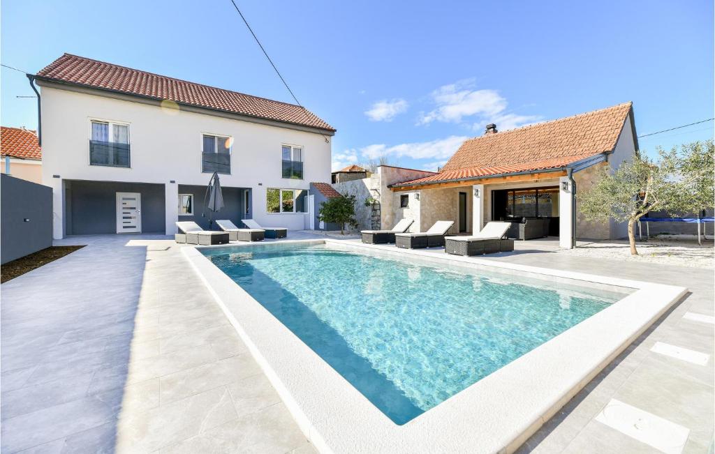 Πισίνα στο ή κοντά στο 4 Bedroom Amazing Home In Prkos