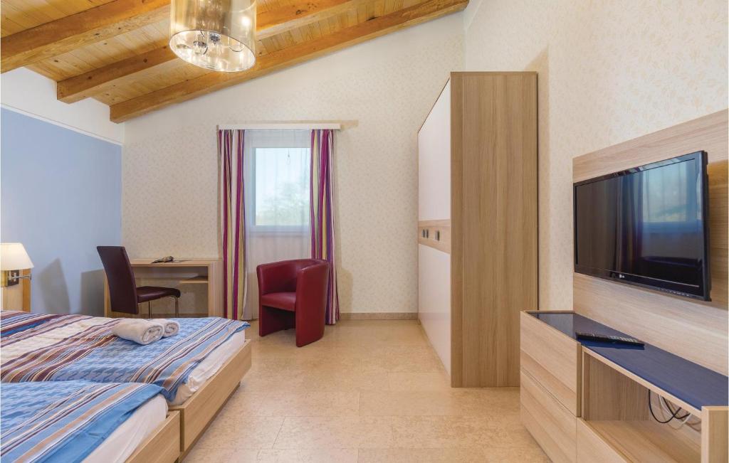 Telewizja i/lub zestaw kina domowego w obiekcie Nice Home In Rezanci With Wifi