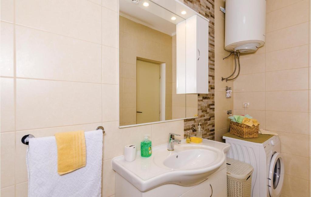Kúpeľňa v ubytovaní Three-Bedroom Apartment In Slano