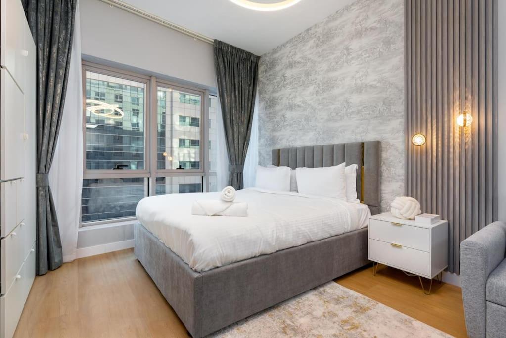 Una cama o camas en una habitación de White Sage Stunning New Studio in Marina