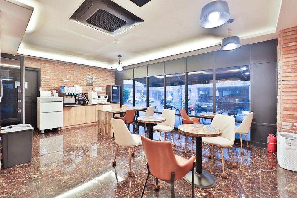 Kuchyň nebo kuchyňský kout v ubytování No 25 Hotel Yonghyun