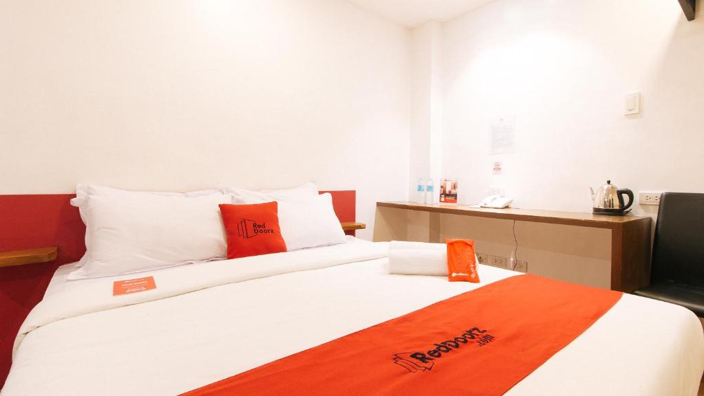 RedDoorz Plus at MM Hotel Las Pinas former RedDoorz Plus Near Bamboo Organ - 家庭房