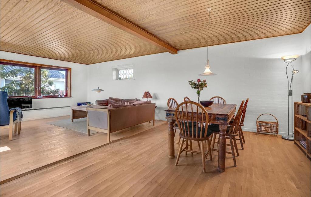 Posezení v ubytování Beautiful Home In Skagen With Kitchen