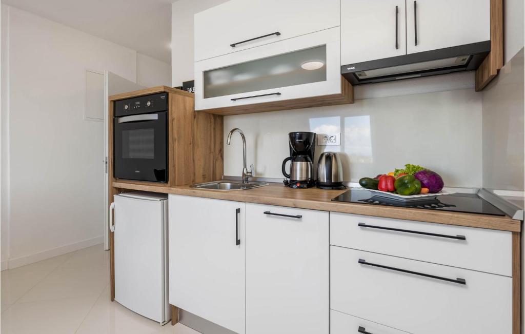 Kuchyňa alebo kuchynka v ubytovaní 1 Bedroom Stunning Apartment In Kampor
