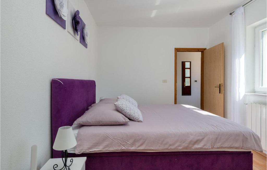 Łóżko lub łóżka w pokoju w obiekcie Holiday Home Breg Ivanovci Iv