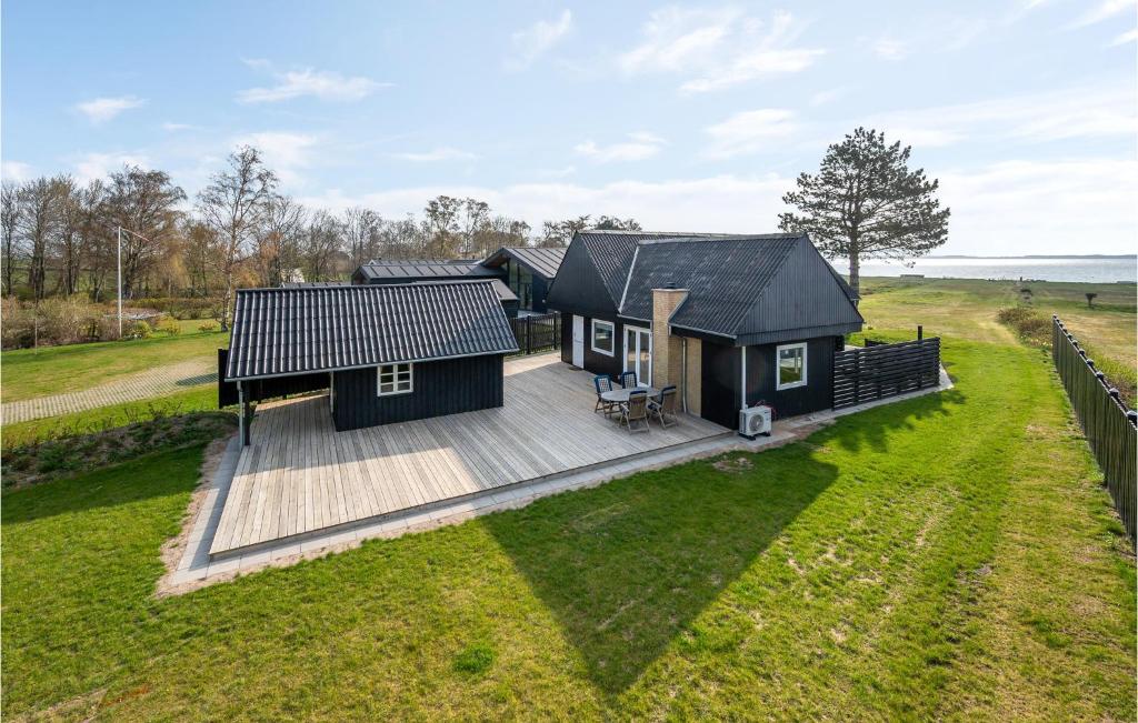 HesselagerにあるTwo-Bedroom Holiday Home In Hesselagerのデッキ付きの家屋の空中ビュー