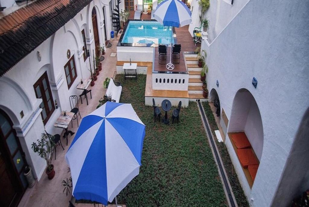 Bazén v ubytování Old Courtyard Hotel nebo v jeho okolí