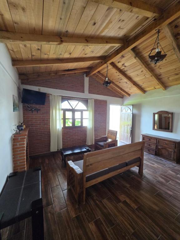 TV a/nebo společenská místnost v ubytování Cabañas el Corral del Rayo Huasca