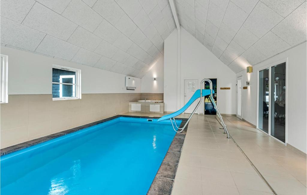Bazén v ubytování 12 Bedroom Beautiful Home In Blåvand nebo v jeho okolí