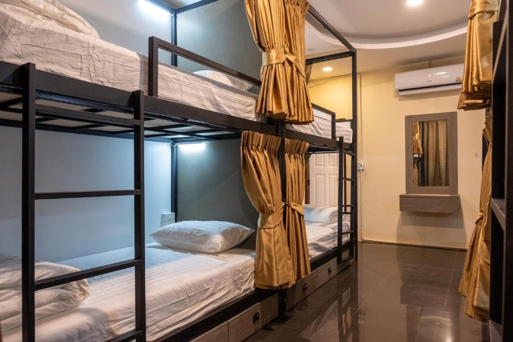 Postel nebo postele na pokoji v ubytování WanderHaus at Pai Hostel