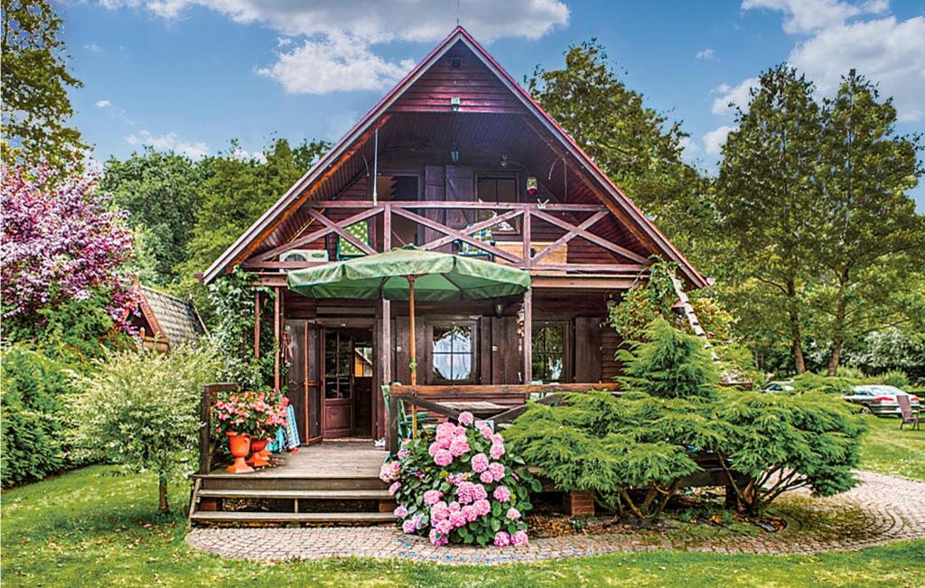 une petite maison en bois avec un toit vert dans l'établissement 2 Bedroom Beautiful Home In Nowe Warpno, à Nowe Warpno