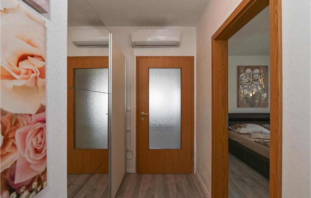 Posteľ alebo postele v izbe v ubytovaní Awesome Apartment In Okrug Gornji