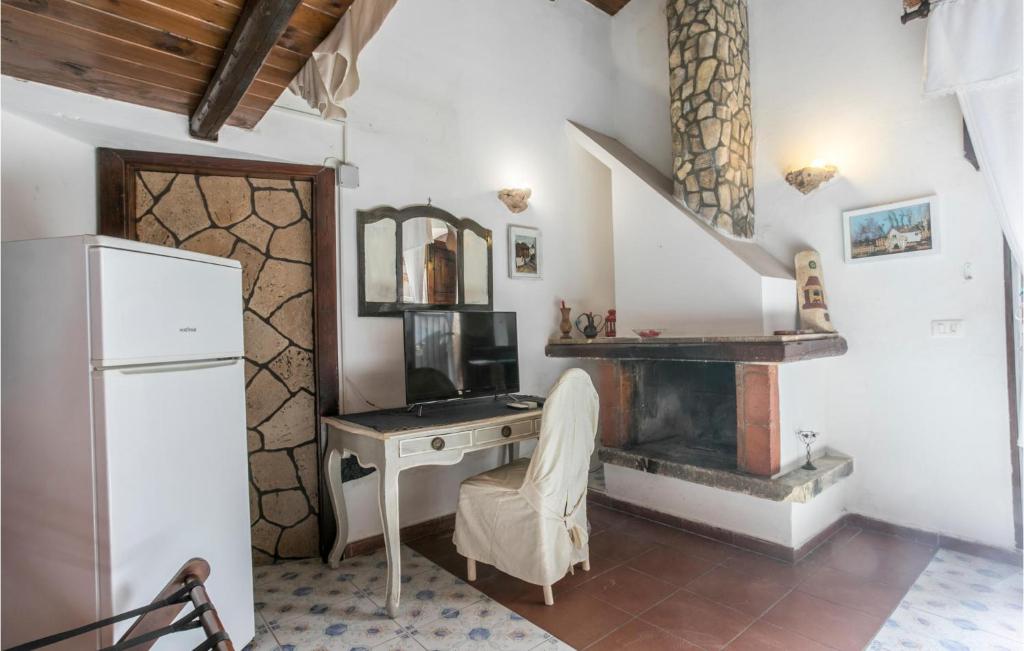 A kitchen or kitchenette at 4 Bedroom Stunning Home In Arenella