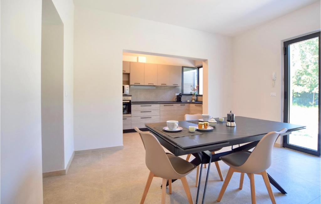 3 Bedroom Cozy Home In Piano Di Mommio - Maison De Vacances 3 Chambres