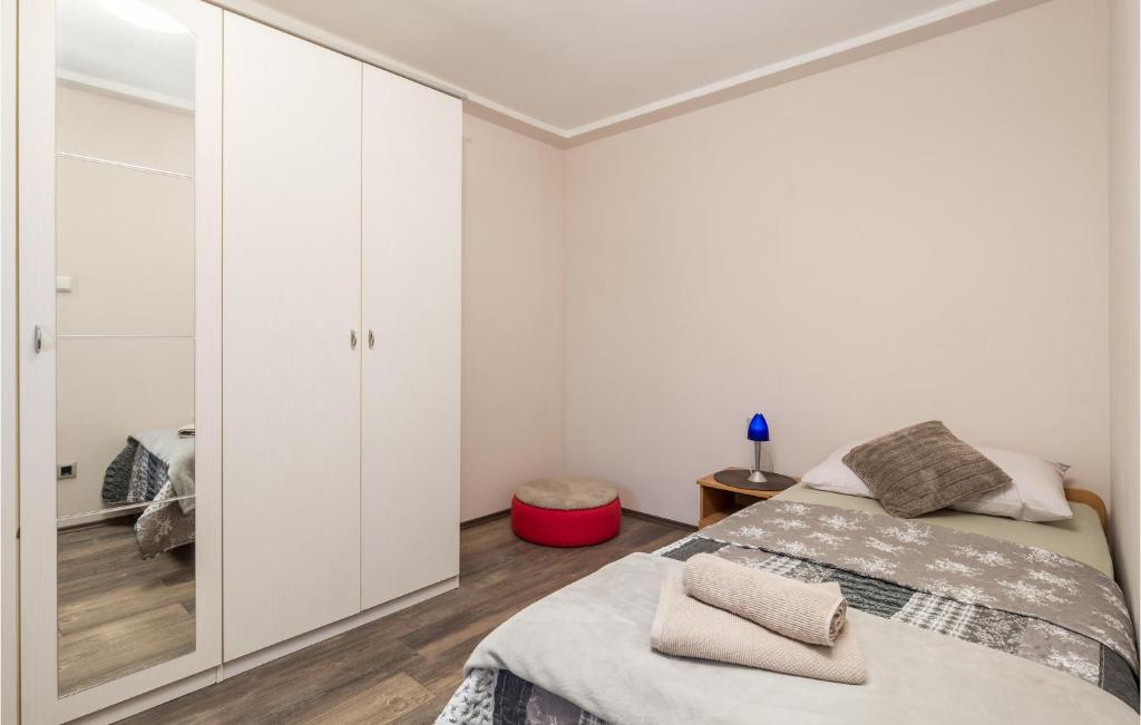 Posteľ alebo postele v izbe v ubytovaní 3 Bedroom Awesome Apartment In Rijeka