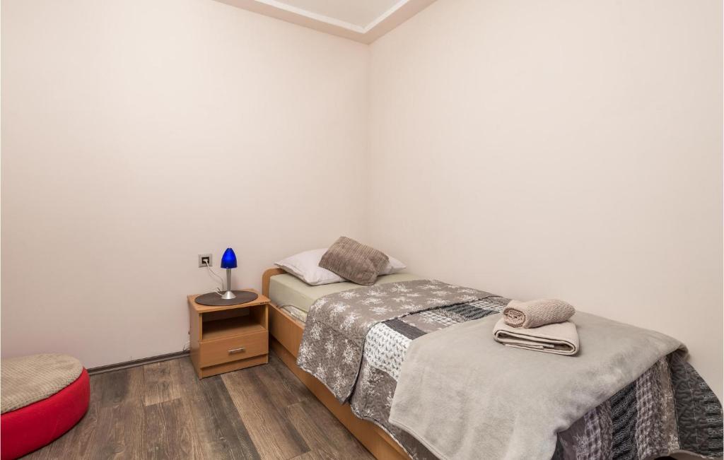 Posteľ alebo postele v izbe v ubytovaní 3 Bedroom Awesome Apartment In Rijeka