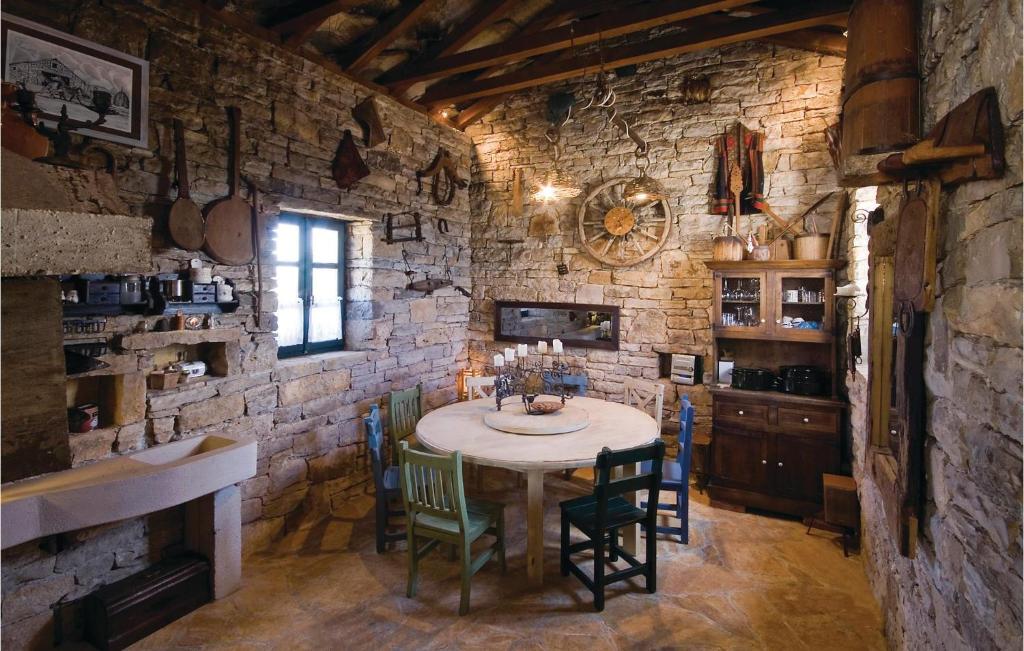 Kuchnia lub aneks kuchenny w obiekcie 3 Bedroom Beautiful Home In Lisicic