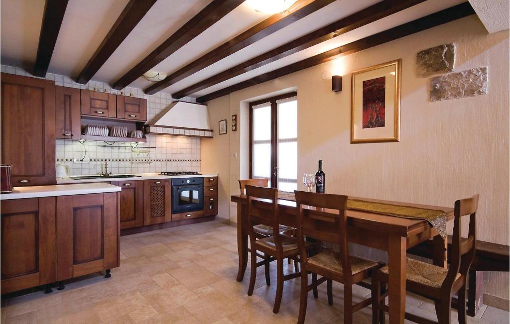 Kuchnia lub aneks kuchenny w obiekcie 3 Bedroom Beautiful Home In Lisicic